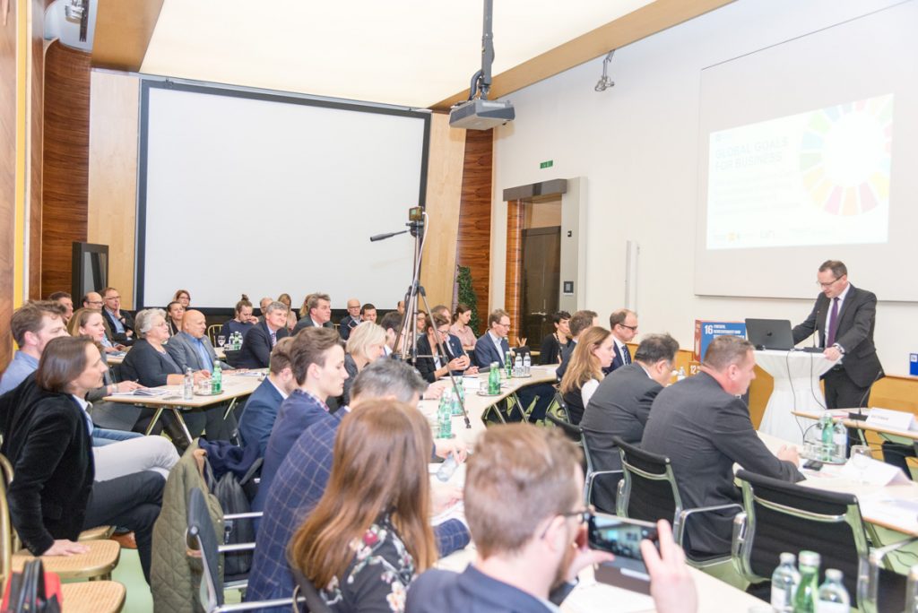 Chancen nutzen Veranstaltungshost Christian Friesl (IV) sieht in den SDG großes Potenzial für österreichische Unternehme