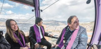 Städte im Fokus Seilbahnlinie Nummer acht wurde kürzlich in La Paz in Betrieb genommen. Den bolivianischen Präsidenten Evo Morales (Mi.) freut es genau wie Hersteller Doppelmayr.