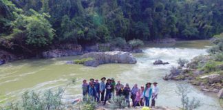 Erstklassige Kraftwerke ILF- und Archineer-Ingenieure suchen Standorte für Wasserkraftwerke.