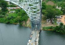 Günstige Konditionen Die Adomi Brücke, Ghanas größte Straßenbrücke, ist in den 1950er Jahren von britischen Unternehmen errichtet worden und musste generalsaniert werden. Für diese organisatorisch, logistisch und technisch herausfordernde Aufgabe wandte sich die Straßenbaubehörde Ghanas an den österreichischen Stahlbauexperten MCE.