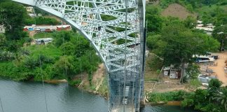 Günstige Konditionen Die Adomi Brücke, Ghanas größte Straßenbrücke, ist in den 1950er Jahren von britischen Unternehmen errichtet worden und musste generalsaniert werden. Für diese organisatorisch, logistisch und technisch herausfordernde Aufgabe wandte sich die Straßenbaubehörde Ghanas an den österreichischen Stahlbauexperten MCE.