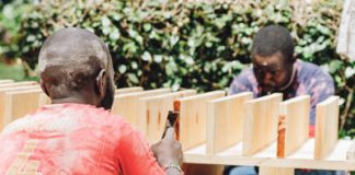 The next big thing Wo gehobelt wird: Zwei kenianische Tischler, die ihre Dienste über Lynk Kenya anbieten