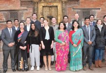 Die guten Zeiten Dolma Impact Family nennen sich die Mitarbeiter des Dolma Impact Fund, hier mit Vertretern der beteiligten europäischen Entwicklungsbanken im nepalesischen Patan.