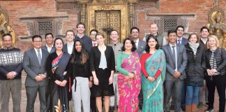 Die guten Zeiten Dolma Impact Family nennen sich die Mitarbeiter des Dolma Impact Fund, hier mit Vertretern der beteiligten europäischen Entwicklungsbanken im nepalesischen Patan.