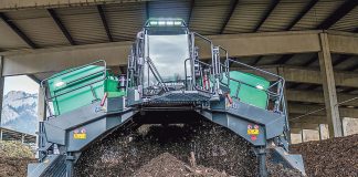 Erfolgreiche Trennung Gefrässig ist der Topturn X5000 aus dem Hause Komptech beim Kompostieren. Die Kunden loben das geschmeidige Handling - und können dank Liftfunktion bequem ebenerdig in die Kabine einsteigen.