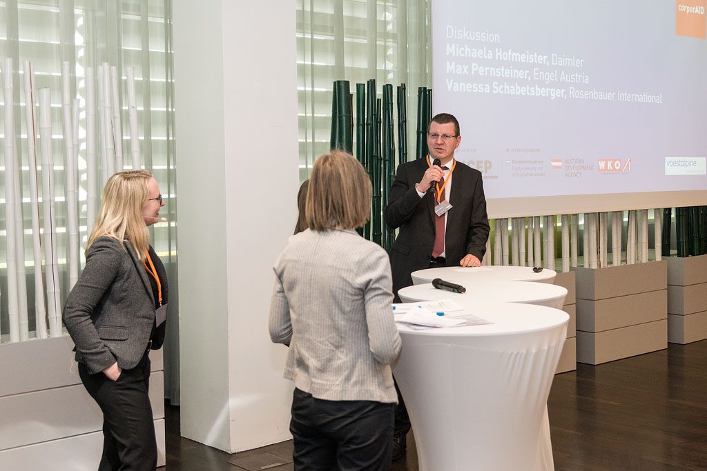 Diskussionsrunde mit Michaela Hofmeister (Daimler), Vanessa Schabetsberger (Rosenbauer) und Max Pernsteiner (ENGEL Austria) beim corporAID Multilogue: Globale Verantwortung in der Supply Chain (08. Mai 2019).