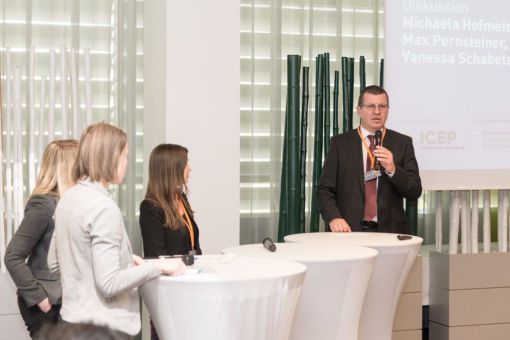Diskussionsrunde mit Michaela Hofmeister (Daimler), Vanessa Schabetsberger (Rosenbauer) und Max Pernsteiner (ENGEL Austria) beim corporAID Multilogue: Globale Verantwortung in der Supply Chain (08. Mai 2019).