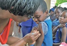 Lebenswichtig In Afrika stehen die Menschen für eine neue Impfung Schlange: Malaria soll damit endlich wirkungsvoll bekämpft werden.