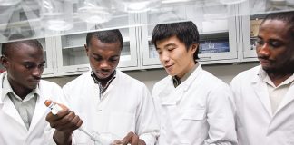 Wie Japan entwickelt Hilfe aus Japan: Die Anwender japanischer Technologie in den Empfängerländern werden gründlich ausgebildet.