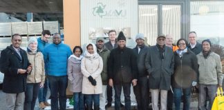 Gemeinsam in neue Märkte Äthiopische Delegation beim winterlichen Besuch der Altstoffsammelstelle in Wels
