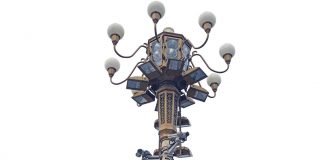 Die richtige Balance Freiheit? Fehlanzeige! Überwachungskameras am Tiananmen Platz in Peking