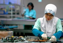 Der Kampf für bessere Arbeit Arbeiterin in einer indonesischen Elektronikfabrik