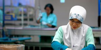 Der Kampf für bessere Arbeit Arbeiterin in einer indonesischen Elektronikfabrik