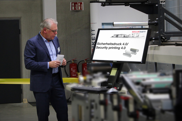 Feierliche Eröffnung: Geschäftsführer Werner Horn präsentiert eine Sicherheitsdruckmaschine bei der Eröffnung des neuen Firmenstandorts in Münchendorf im Jahr 2017.