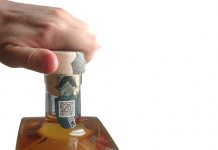 High-Tech gegen Fälscher Ein Verschlusssiegel auf einer Spirituosenflasche wird manipuliert.