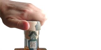 High-Tech gegen Fälscher Ein Verschlusssiegel auf einer Spirituosenflasche wird manipuliert.