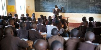 Rettungsallianz für Sozialunternehmen Das Sozialunternehmen Eneza hilft kenianischen Schülern beim Lernen auf Abstand, das für viele eine neue Erfahrung ist.