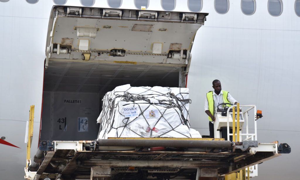 Die erste Covax-Lieferung erreicht Malawi.
